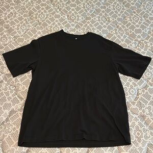 H&M's Relaxed Fit Large Black T-Shirt